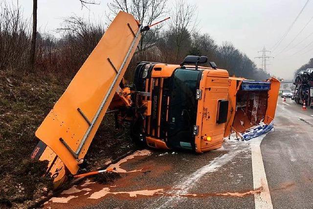 Schneerumfahrzeug kippt von A3 Richtung Rheinfelden/Schweiz