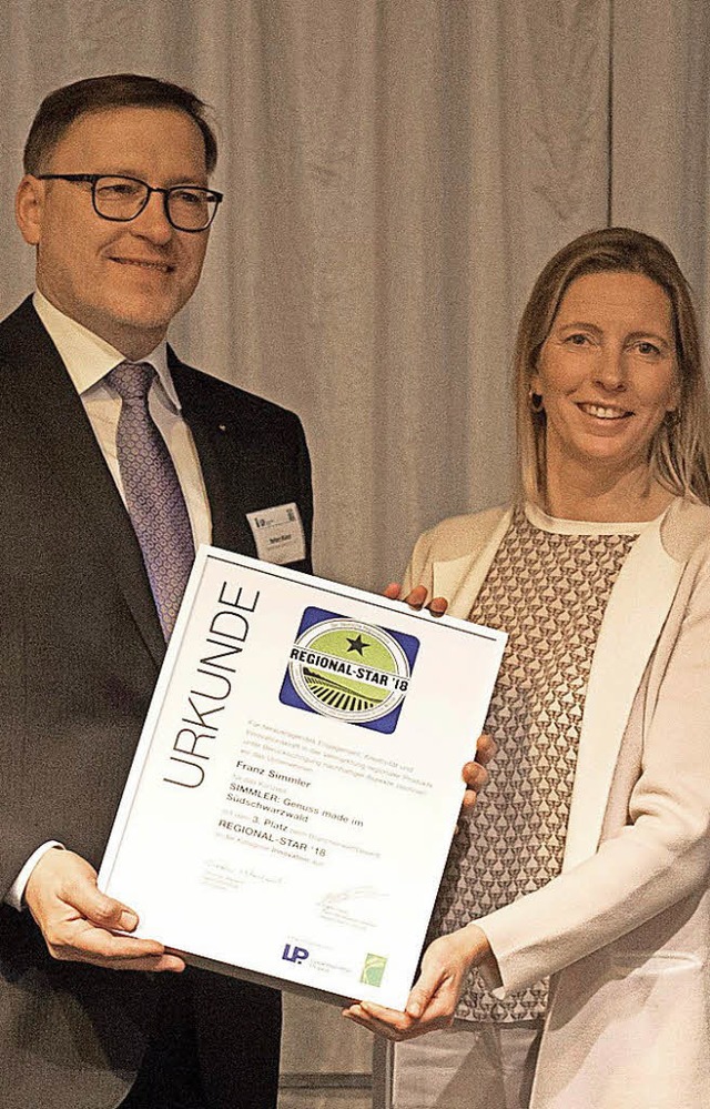 Norbert Mnch und Dr. Uta Simmler bei ...ng des Regional-Stars 2018 in Berlin.   | Foto: Santiago Engelhardt