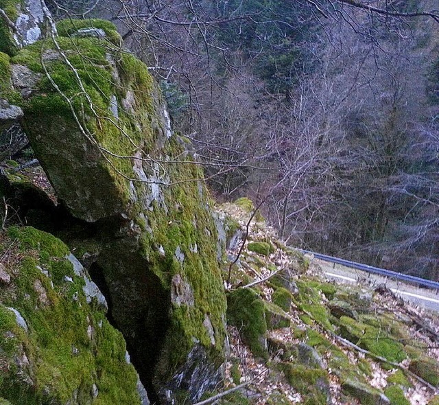 Imposant sind die Felsen ber der L131...aber auch potenziell sehr gefhrlich.   | Foto: Alpina Fels- und Gemuersanierung GmbH