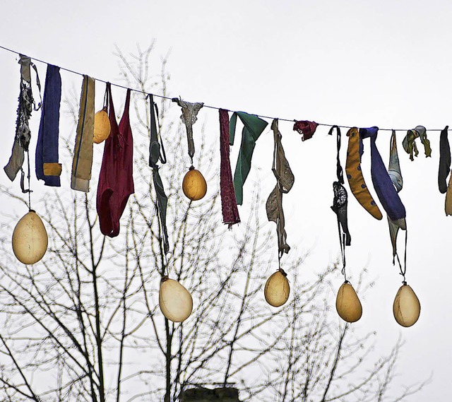 Ein Fasnetbndel in der Pfauenstrae schmckt Neustadt.   | Foto: Bury