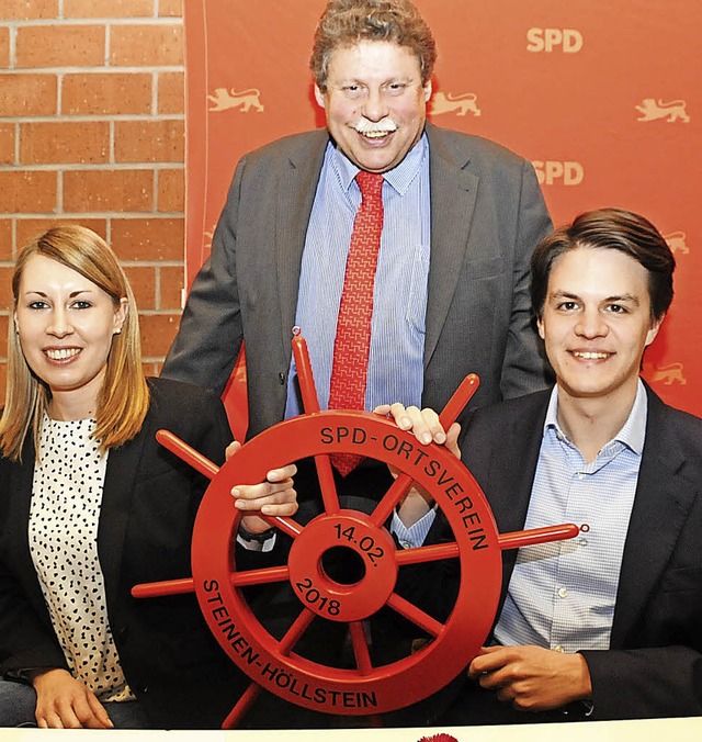 Das Rote Steuerrad des SPD-Ortvereins ...vereinsvorsitzender Martin Kickhfen.   | Foto: Robert Bergmann