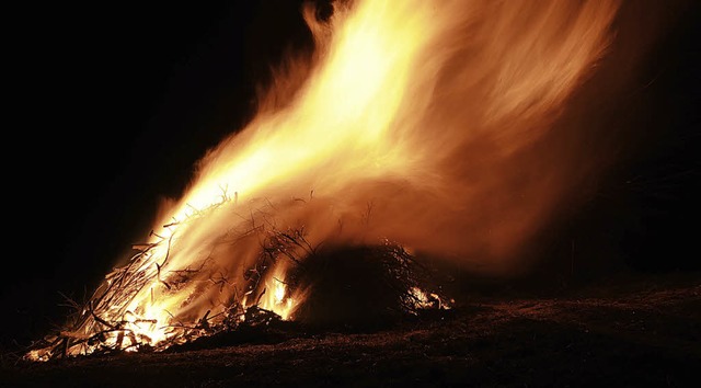 Weithin sichtbar leuchten die Fasnachtsfeuer.  | Foto: SALATHE