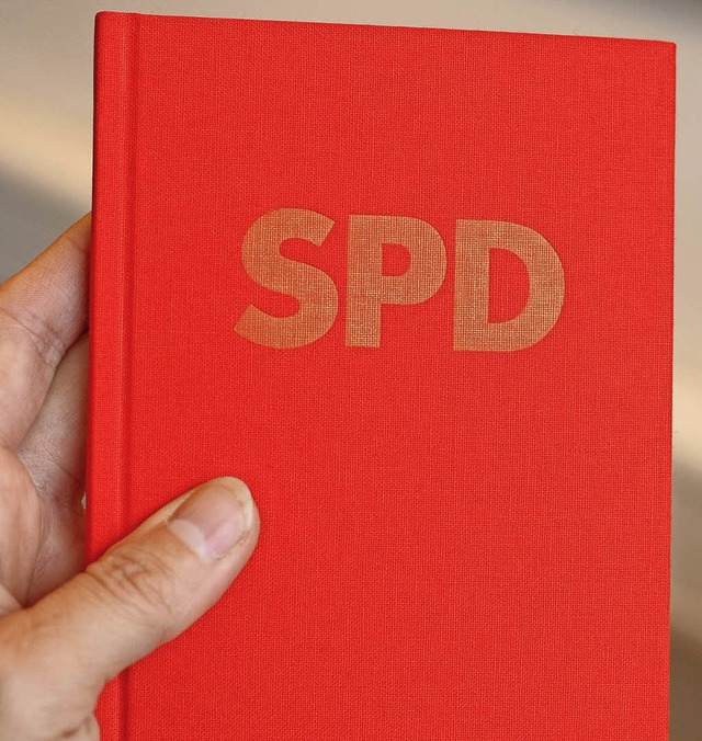 Trotz der Querelen auf Bundesebene hab...das Parteibuch noch fest in der Hand.   | Foto: Symbolfoto: Andreas GeberT/DPA