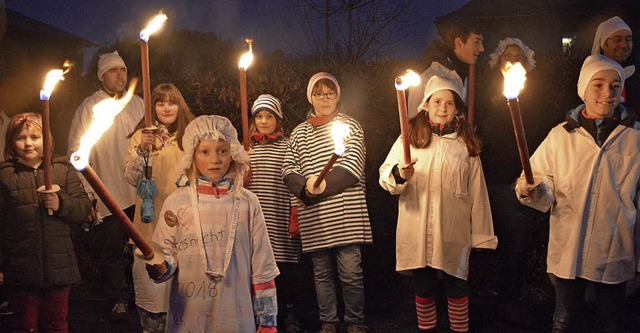 Mit Fackeln hat die IG Straenfasnacht...emdglunggi in Haltingen ausgestattet.   | Foto: Lauber