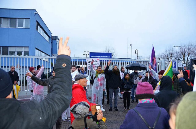 Protestierende am Donnerstag vor der F...nordsyrischen Afrin aufmerksam machen.  | Foto: Sarah Beha