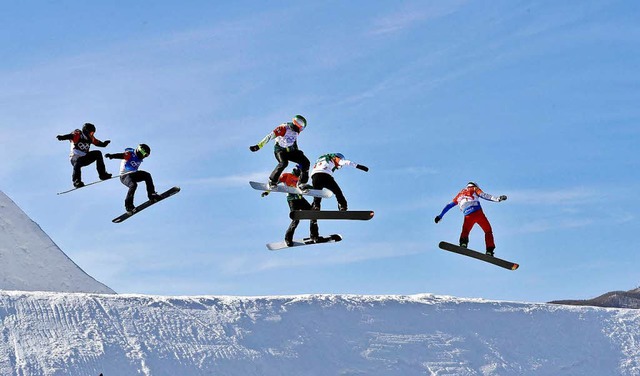 Der Wettbewerb im Snowboardcross wird zur riskanten Flugshow.  | Foto: dpa