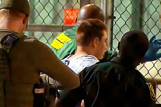 Das Video-Standbild zeigt Nikolas Cruz... das Broward County Jail gefhrt wird.  | Foto: dpa
