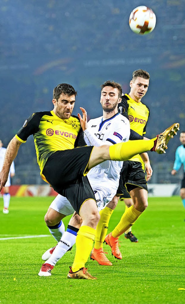 Der Dortmunder Abwehrspieler Sokratis bt sich im Hochball.   | Foto: dpa