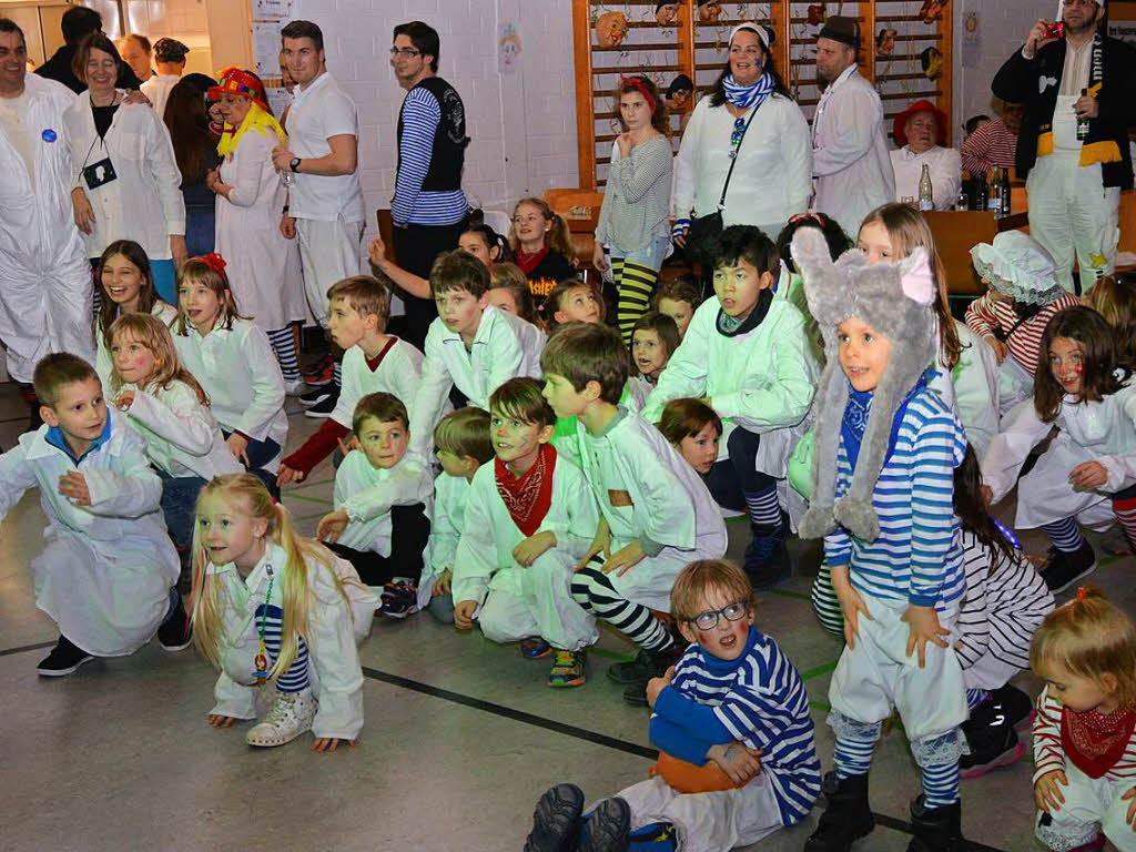 In Langenau waren vor allem die Kinder Hauptdarsteller beim Hemdglunki in der Halle.