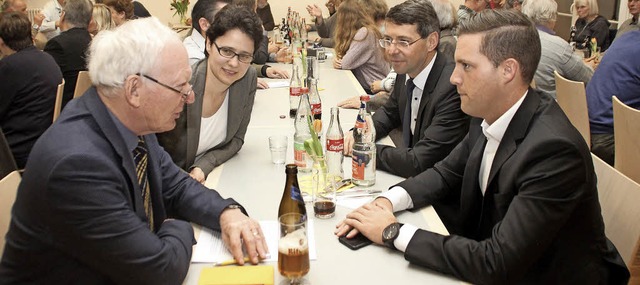 Angeregte Gesprche (von links): Klaus...eim Heringsessen der Ettenheimer CDU.   | Foto: Erika Sieberts