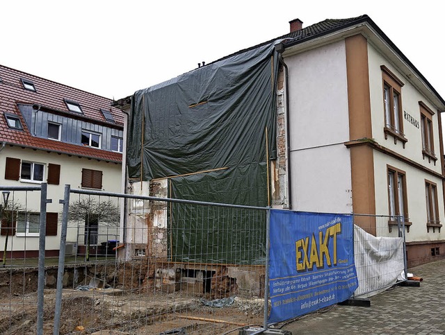 Der Anbau des Rathauses ist bereits abgerissen worden  | Foto: Georg Vo