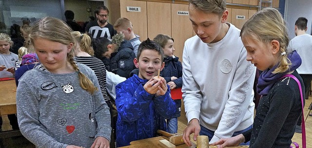 Die vielleicht zuknftigen Fnftklssl... stellen in Technik einen Kreisel her.  | Foto: privat