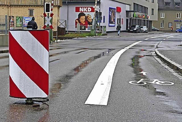 Leitbake am Bahnbergang