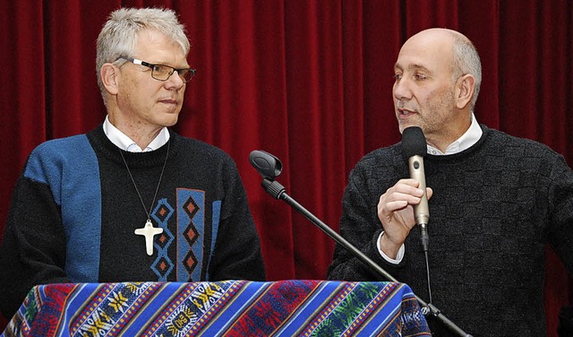 Im Gemeindezentrum St. Margarethen ste...sucher (hier mit Pfarrer Heinz Vogel).  | Foto: Dorothea Scherle