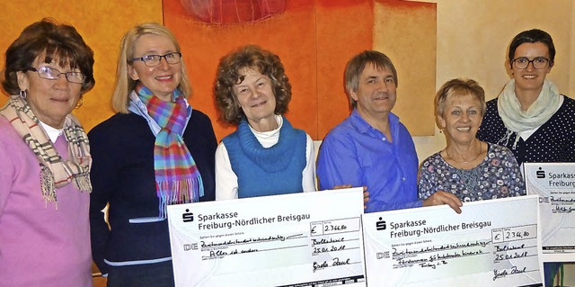 Bei der Spendenbergabe (von links): H...ternhaus der Kinderklinik in Freiburg.  | Foto: Anne Freyer