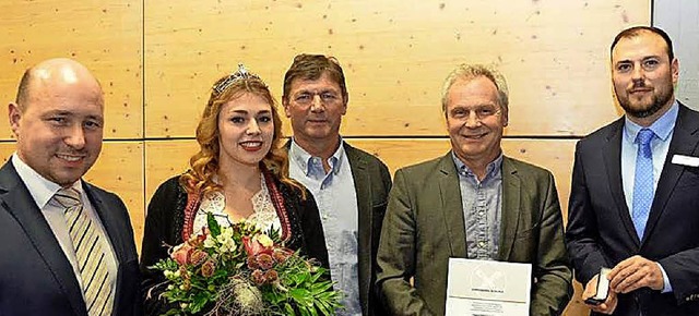 Fr seine Verdienste um die Weinmanufa...-Lena Feger und WG-Chef  Horst Seger.   | Foto: suwa