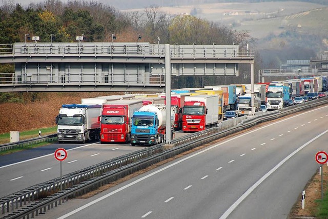 Der Kampf gegen den Stau vor dem Autobahngrenzbergang in Weil am Rhein.  | Foto: Herbert Frey