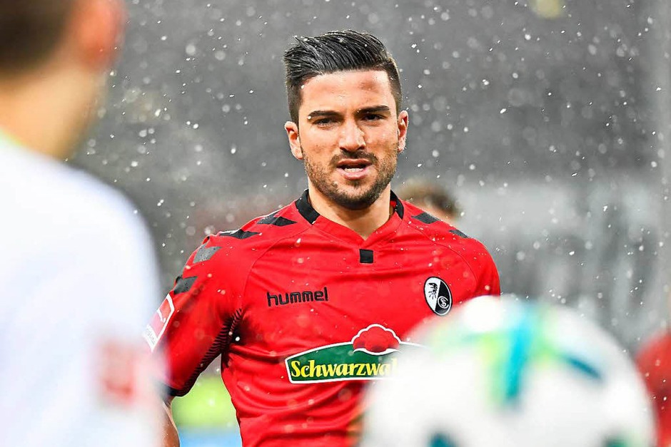 Eine durchwachsene Partie sahen die Zuschauer im Schwarzwaldstadion. Im Schneetreiben gewann der Sportclub mit 1:0 gegen Bremen. (Foto: Achim Keller) Eine durchwachsene Partie sahen die Zuschauer im Schwarzwaldstadion. Im Schneetreiben gewann der Sportclub mit 1:0 gegen Bremen. (Foto: Achim Keller)
