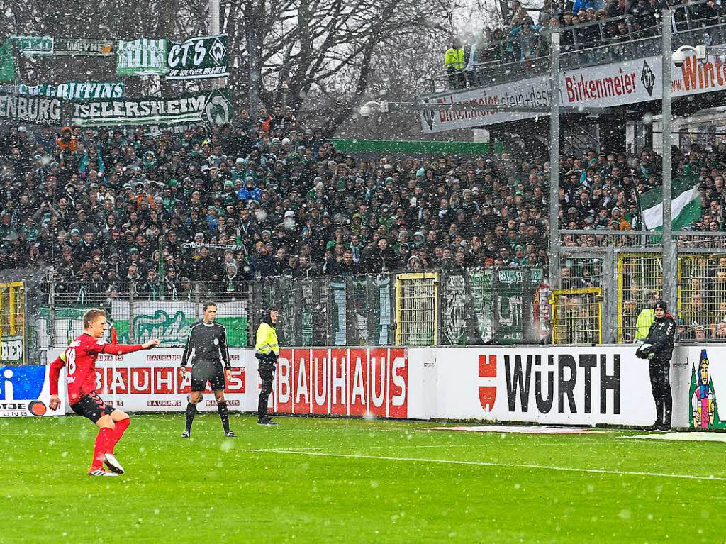 Eine durchwachsene Partie sahen die Zuschauer im Schwarzwaldstadion. Im Schneetreiben gewann der Sportclub mit 1:0 gegen Bremen.