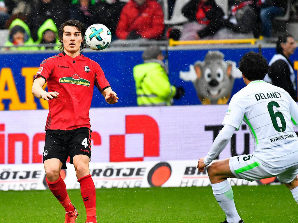 Eine durchwachsene Partie sahen die Zuschauer im Schwarzwaldstadion. Im Schneetreiben gewann der Sportclub mit 1:0 gegen Bremen.