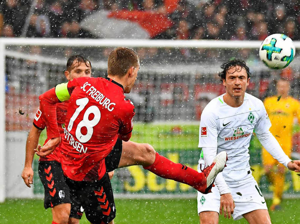 Eine durchwachsene Partie sahen die Zuschauer im Schwarzwaldstadion. Im Schneetreiben gewann der Sportclub mit 1:0 gegen Bremen.