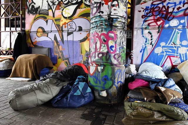 An der Schwabentorgarage haben einige Obdachlose ihr Lager aufgeschlagen.  | Foto: Thomas Kunz