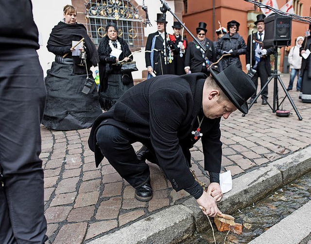 Im nicht ganz echten Bchlewasser werd...Freiburger Fasnet dieses Jahr beendet.  | Foto:  bamberger