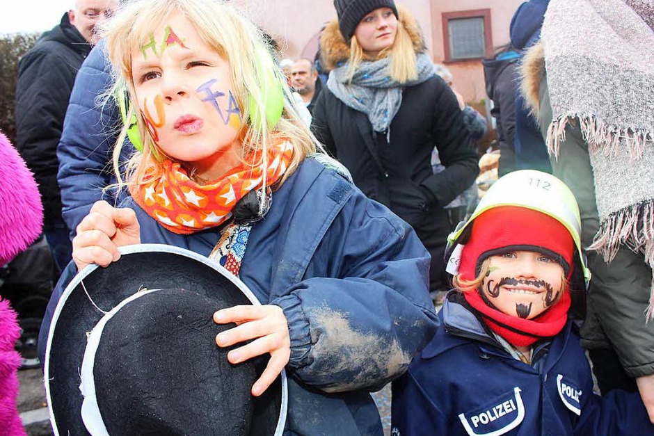 Der Buurefasnachtsumzug in Hasel zog Tausende Narren und Besucher ins Höhlendorf. (Foto: Anja Bertsch) Der Buurefasnachtsumzug in Hasel zog Tausende Narren und Besucher ins Höhlendorf. (Foto: Anja Bertsch)