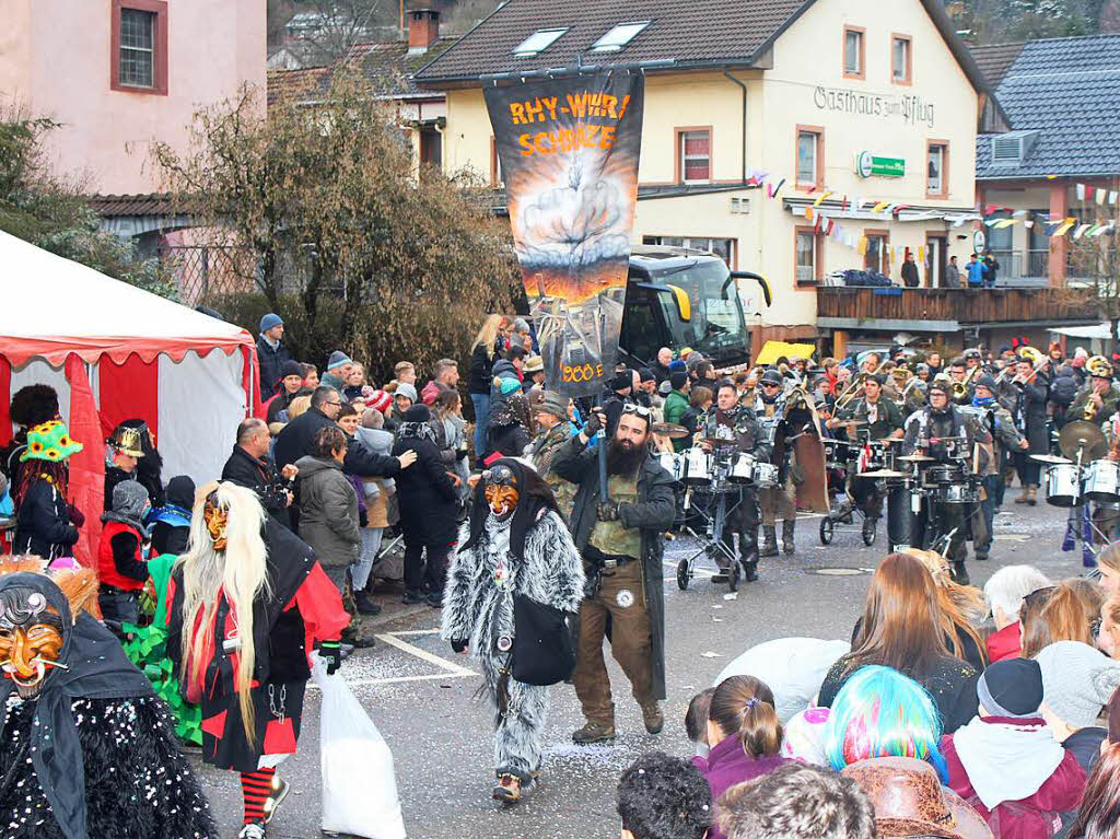 Der Buurefasnachtsumzug in Hasel zog Tausende Narren und Besucher ins Hhlendorf.