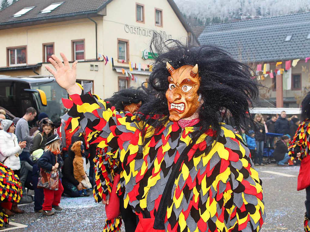 Der Buurefasnachtsumzug in Hasel zog Tausende Narren und Besucher ins Hhlendorf.