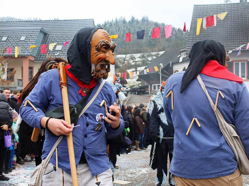 Der Buurefasnachtsumzug in Hasel zog Tausende Narren und Besucher ins Hhlendorf.