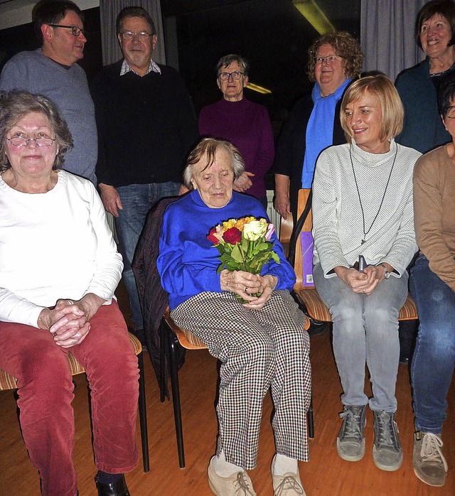 Maria Kern (mit Blumen) war bis zum 93. Lebensjahr im Chor.   | Foto: Verein