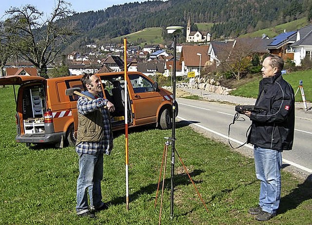 Mitarbeiter des Landratsamtes Ortenauk...i Vermessungsarbeiten im Schwarzwald.   | Foto: Landratsamt