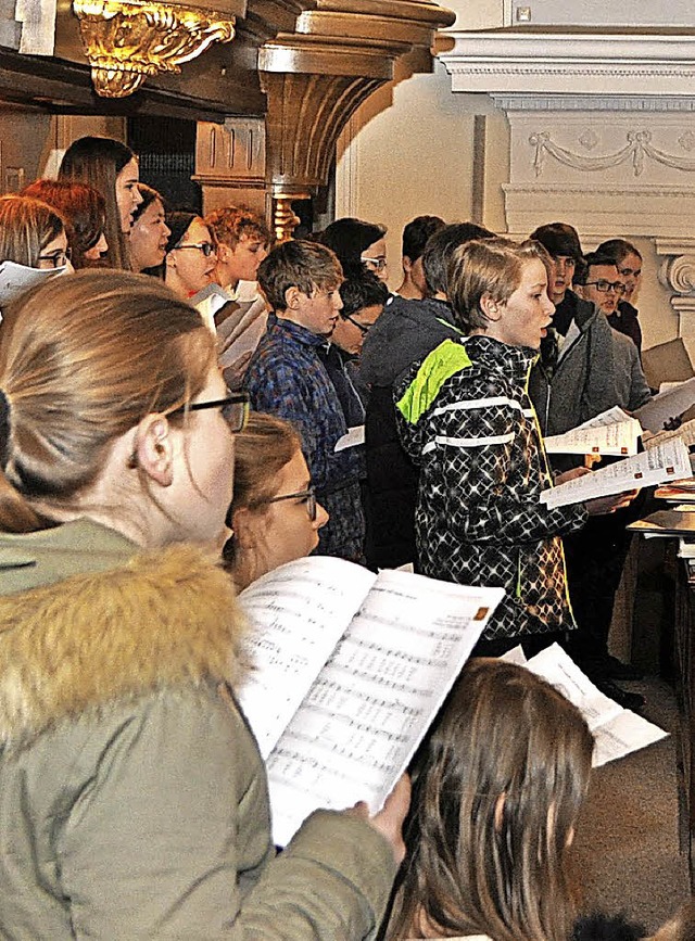 Jugendchre gestalteten den Abschluss des Orgel-Symposiums in Waldshut.   | Foto: Schnbele