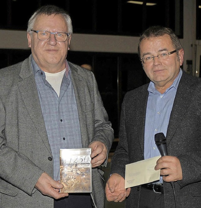 Michael Bartholom mit Film und Ortsvorsteher Max Stterlin   | Foto: Ounas-Krusel