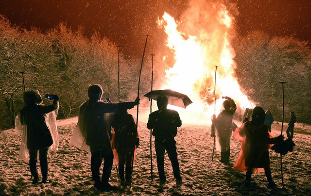 Ein groes Feuer vertreibt Klte und D...amstag auf dem  Hnerberg  in Lrrach.  | Foto: Juri Junkov