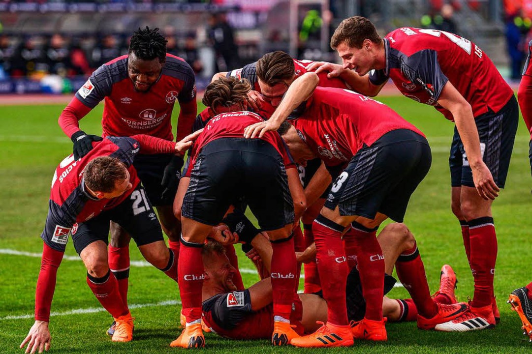Nürnbergs Hanno Behrens (unten) wird v... Team für seinen 2:0-Treffer gefeiert.  | Foto: dpa