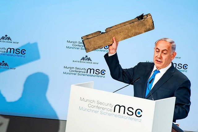Israels Premier Benjamin Netanjahu hl...bgeschossenen iranischen Drohne hoch.   | Foto: dpa