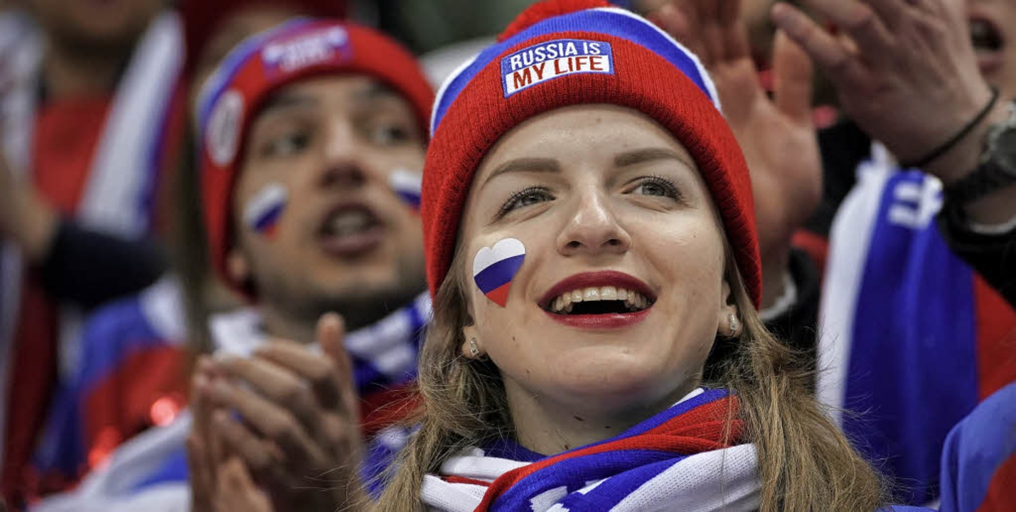 Fans mit Mützen und Schals im russisch...ind die Landesfarben nicht zu finden.   | Foto: dpa