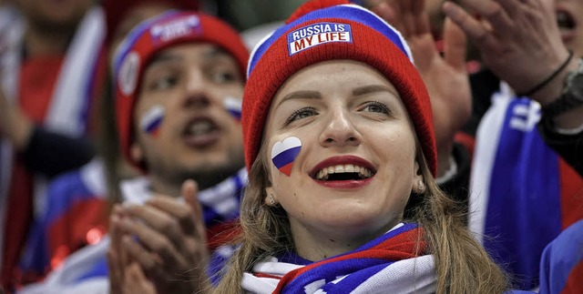 Fans mit Mtzen und Schals im russisch...ind die Landesfarben nicht zu finden.   | Foto: dpa