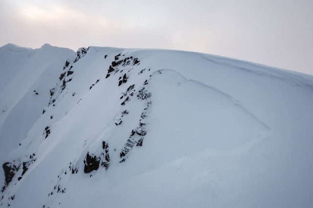 Die Bruchlinie der Lawine ist deutlich zu sehen.  | Foto: dpa