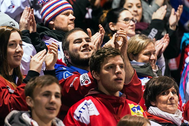 Stimmung? Ist beim EHC Freiburg super,...et fudder-Mitarbeiter Christoph Giese.  | Foto: Patrick Seeger