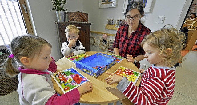 Erzieherin Serpil Weigel spielt mit Elias, Finja-Sophia und Lina ein Brettspiel.  | Foto: Michael Bamberger