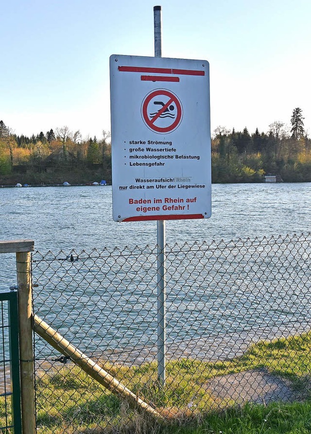 Baden vom  Rheinschwimmbad aus bleibt weiter verboten.   | Foto: Vollmar