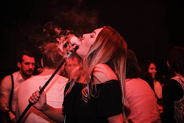 Beim Ausgehen eine Shisha zu rauchen ist bei jungen Menschen beliebt.  | Foto: Julia Klaus