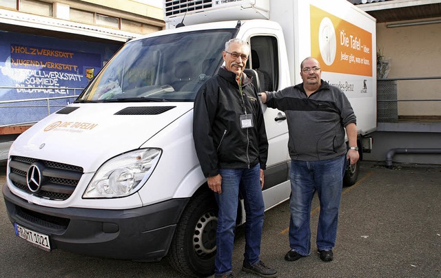 Ein eingespieltes Team:  Helmut Mett (...uskaglia vor dem Lieferwagen der Tafel  | Foto: Helena Hiss