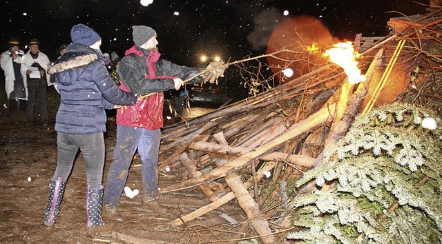 Schwierige Mission: Natalie und Michae...znden des Fasnachtsfeuers in Grwihl.  | Foto: Peter Schtz