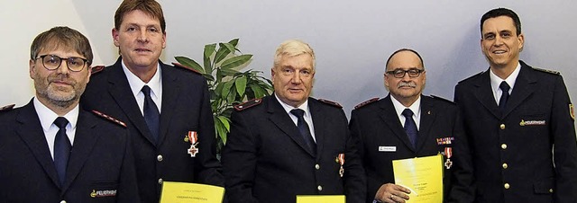 Feuerwehrkommandant Dietmar Fink ehrte...ter Christoph Glaisner (ganz rechts).   | Foto: ffw