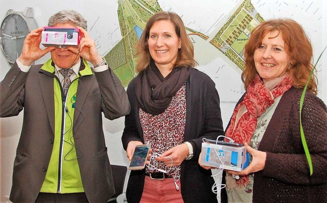 360-Grad-Blick mit VR-Brille: Oberbrg...Monika Himmelspach vom Stadtmarketing.  | Foto: Wolfgang Beck