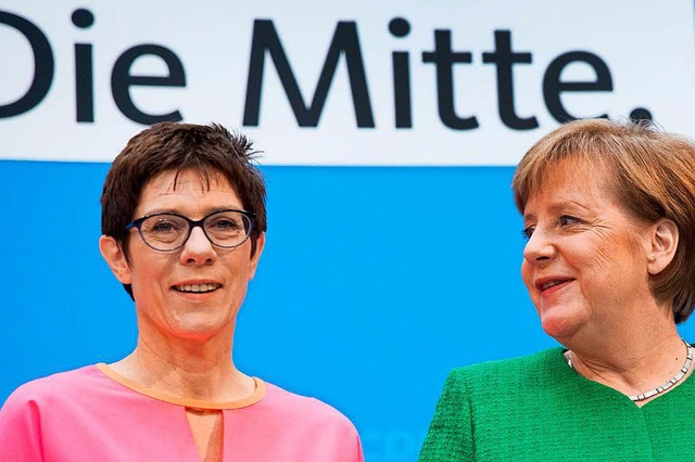 Annegret Kramp-Karrenbauer (links) ste...er CDU-Chefin Angela Merkel (rechts).   | Foto: dpa